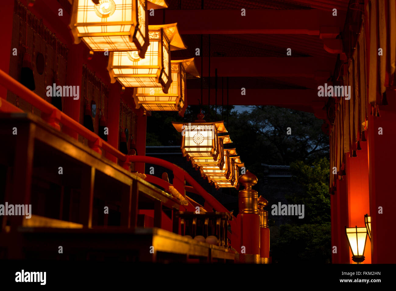 Lanterns lighting the Romon Gate at night, Fushimi Inari Taisha ...