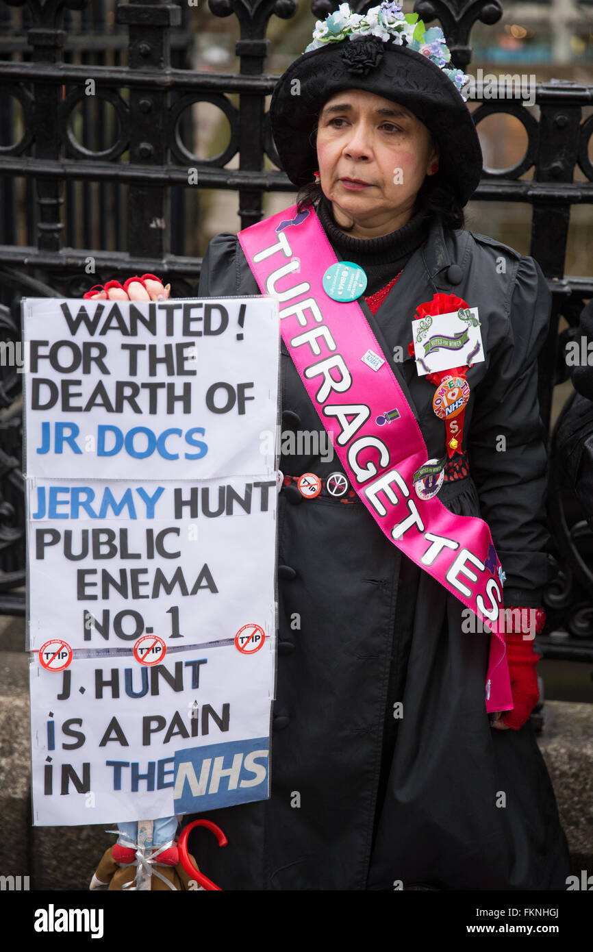London, UK. 9th March 2016. A supporter of the junior doctors' strike outside St Thomas' Hospital. Credit:  Mark Kerrison/Alamy Live News Stock Photo