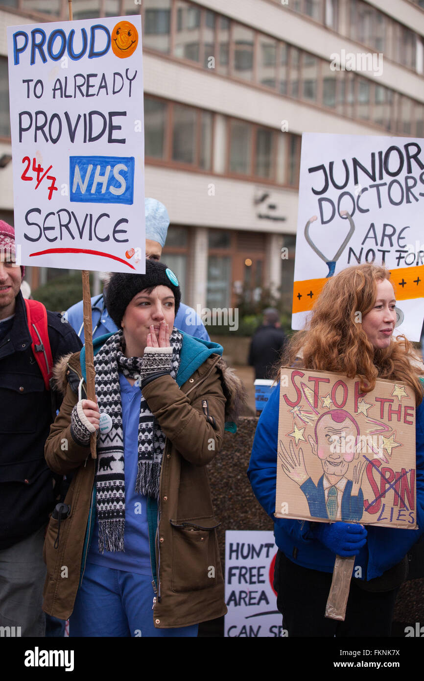London, UK. 9th March 2016. Junior doctors on the picket line outside St Thomas' Hospital during the ongoing dispute with the Government. Credit:  Mark Kerrison/Alamy Live News Stock Photo