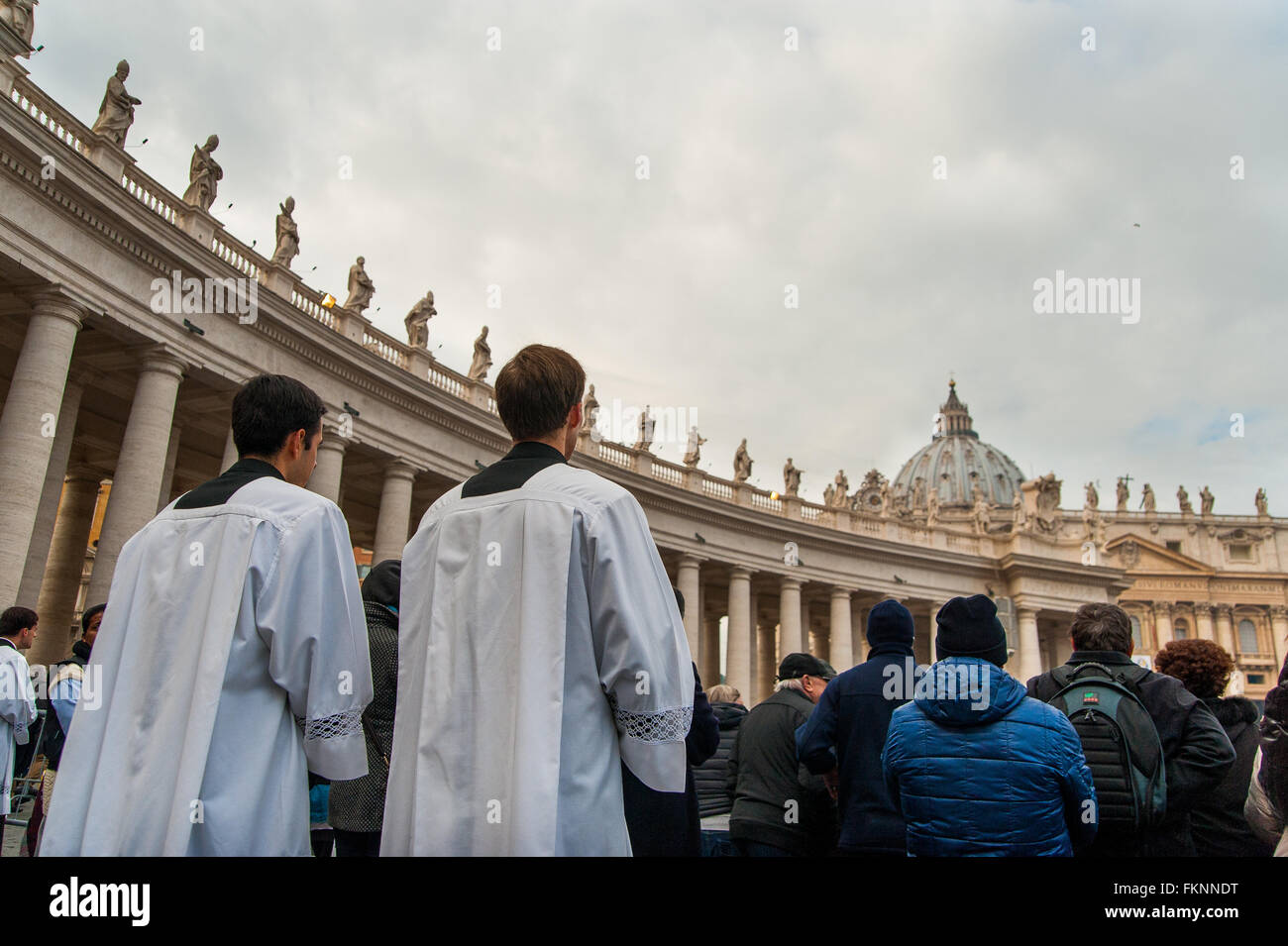 vatican city, The Vatican, 6th dec, 2015. Pilgrims attending the jubileum inauguration in St. Peter Square © Davide Bonaldo / Al Stock Photo