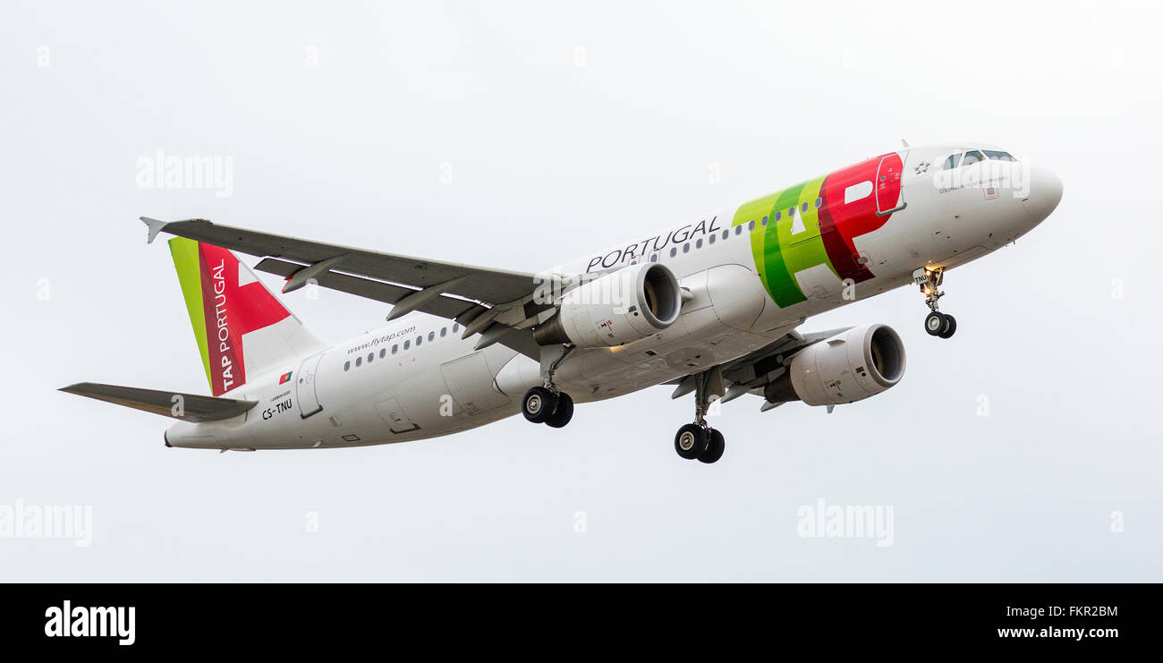 TAP (portugal) Aeroplane landing at London Heathrow airport Stock Photo