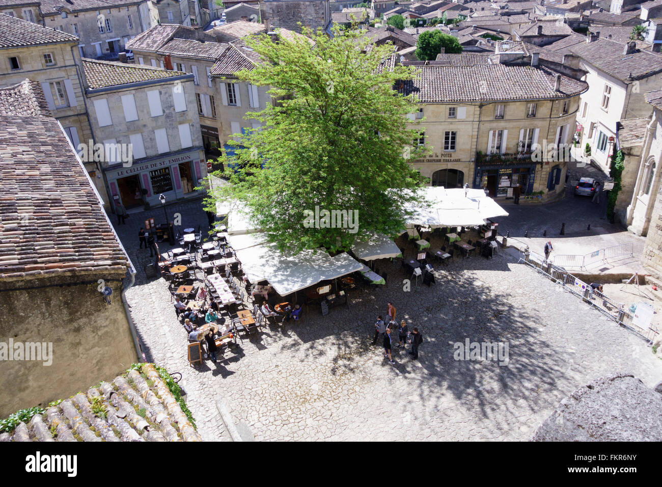 People dining outdoors in the Place de L'Eglise Monolithe, Saint-Emilion, Gironde, France Stock Photo