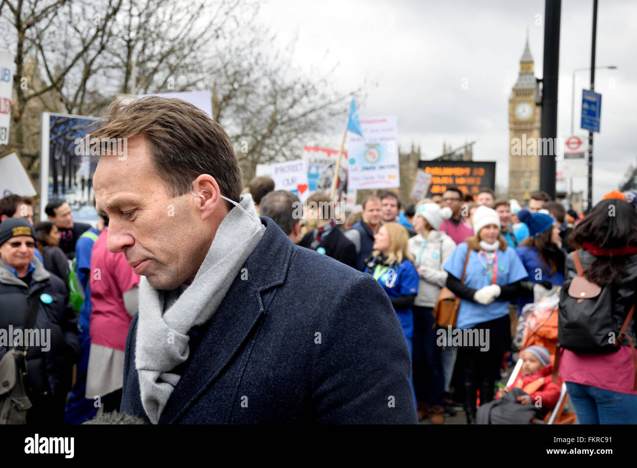 Ben Brown, BBC journalist reporting outside St Thomas's Hospital on the junior doctors' strike, Feb 10th 2016 Stock Photo