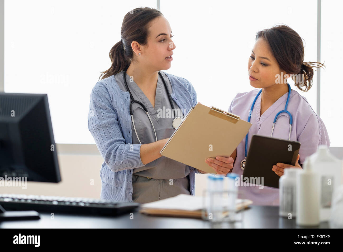 Doctor nurse talking in hi-res stock photography and images - Alamy