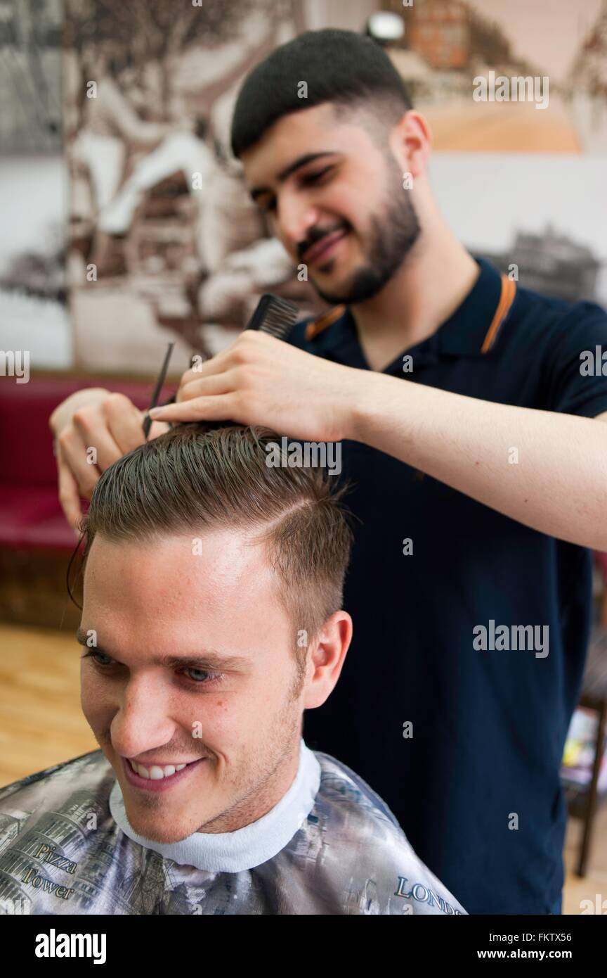 Cabeleireiro Dos Homens Homem Barber Doing Hairstyle in Barbershop Foto de  Stock - Imagem de cabeleireiro, elevado: 121117550