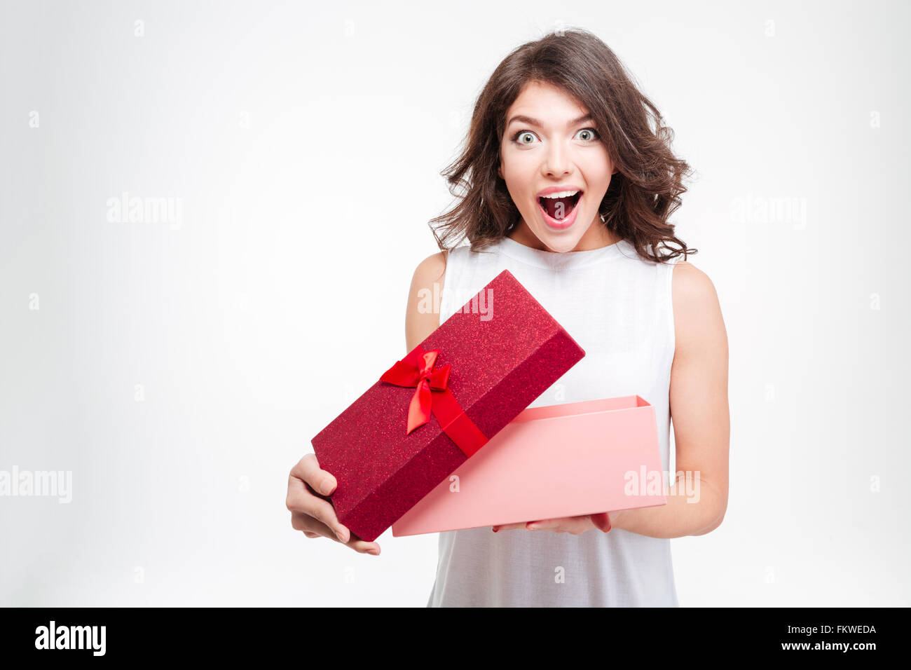 Реклама яндекс маркет с девочкой открывай. Удивленная девушка с ноутбуком. Женщина заходит в комнату. Реклама открывай девочка. Креативная реклама игрушек.