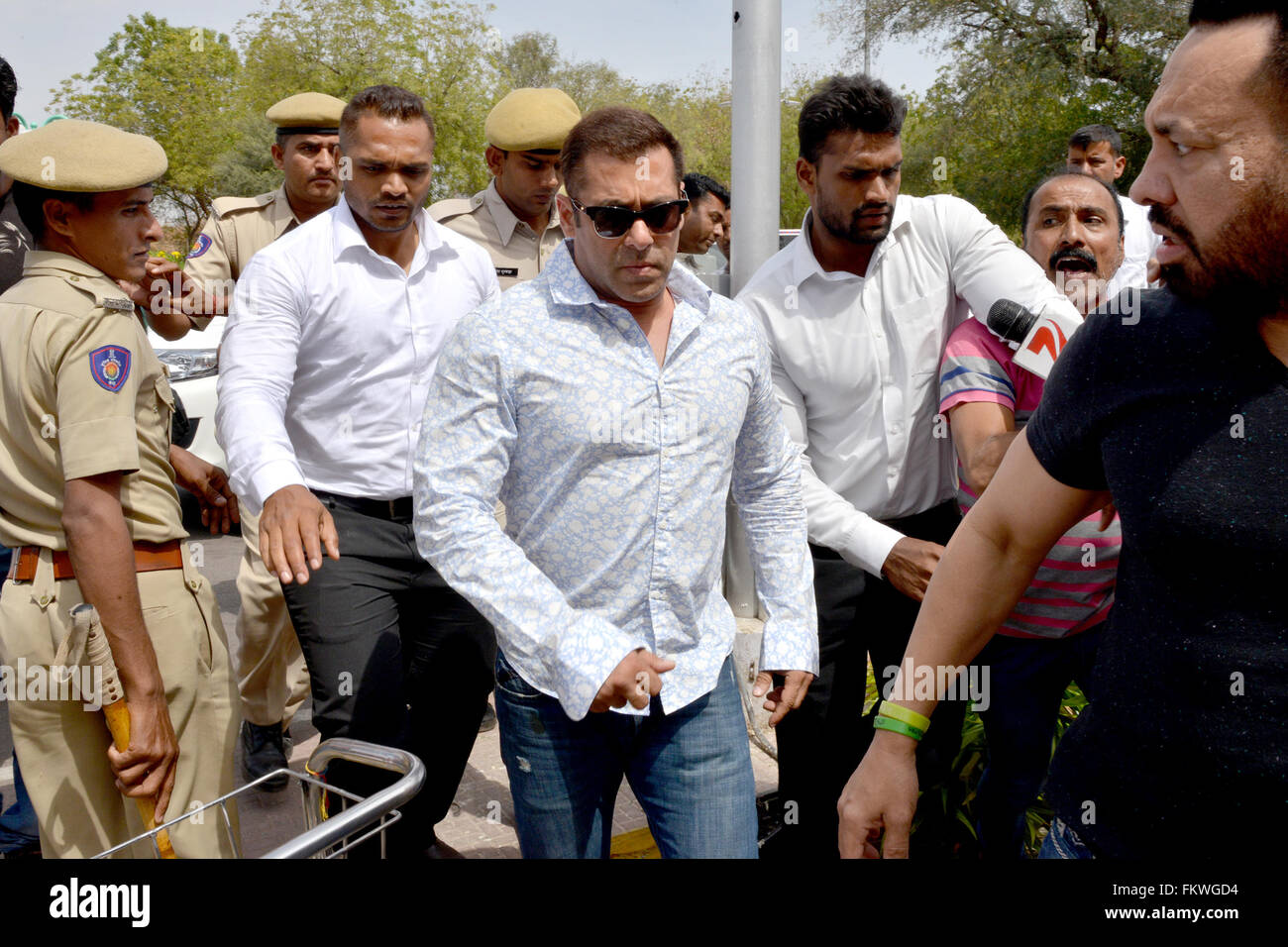 Jodhpur, India. 10th Mar, 2016. Bollywood film star Salman Khan leaves after a produce at Jodhpur court in the Arms Act case against him connected to the poaching of chinkara blackbuck in Jodhpur, India. The actor is accused of hunting and killing the endangered deer while shooting his film Hum ''Saath Saath Hain'' in Jodhpur, Rajasthan, India. Credit:  Mohammed Sharif/Pacific Press/Alamy Live News Stock Photo