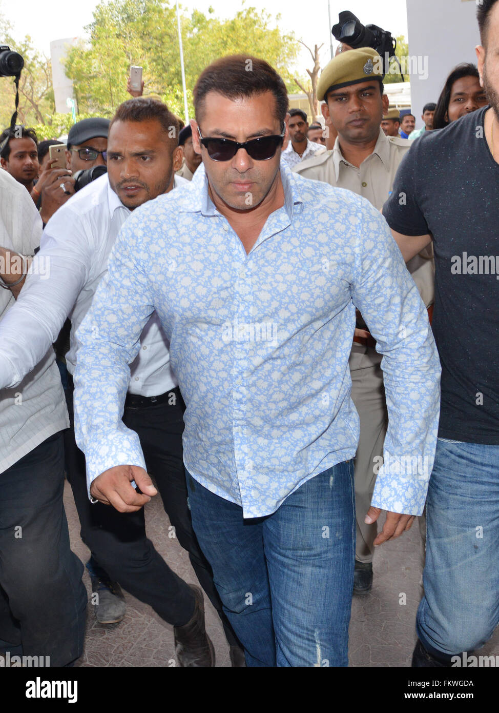 Jodhpur, India. 10th Mar, 2016. Bollywood film star Salman Khan leaves after a produce at Jodhpur court in the Arms Act case against him connected to the poaching of chinkara blackbuck in Jodhpur, India. The actor is accused of hunting and killing the endangered deer while shooting his film Hum ''Saath Saath Hain'' in Jodhpur, Rajasthan, India. Credit:  Mohammed Sharif/Pacific Press/Alamy Live News Stock Photo