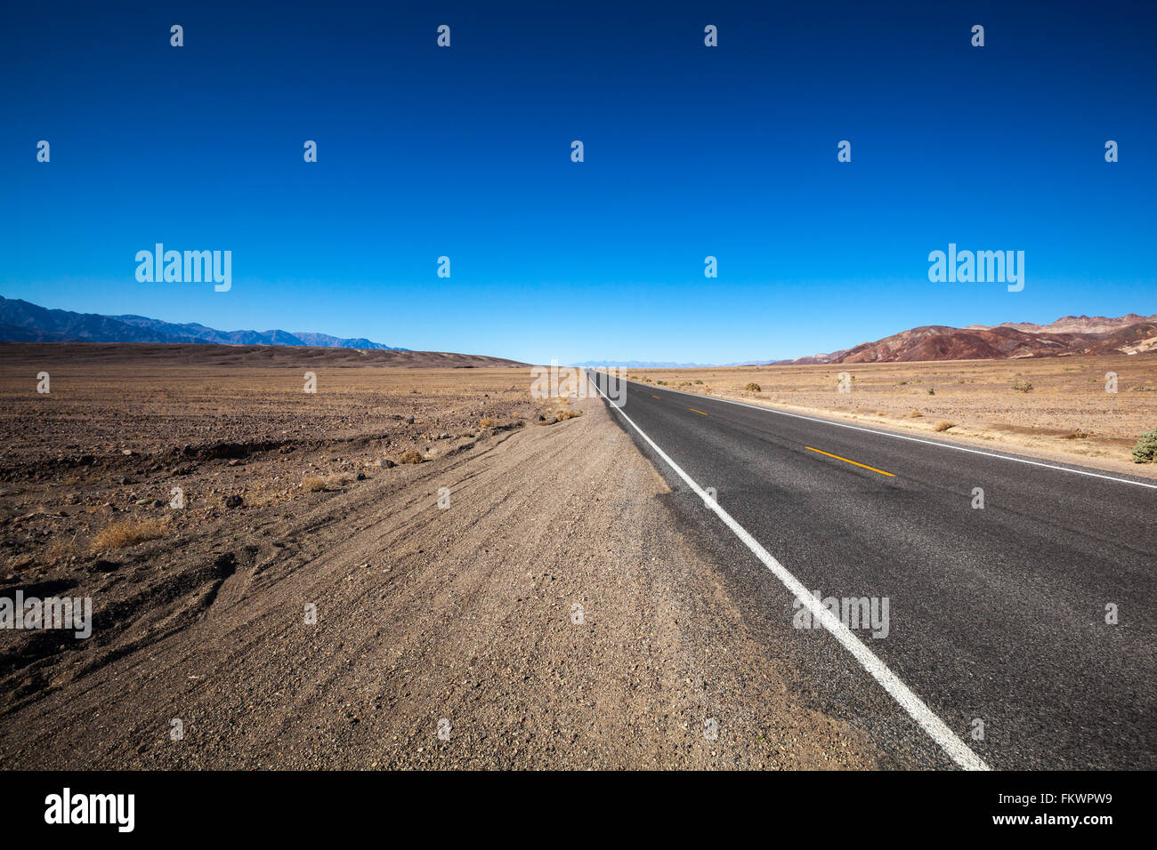Infinity horizon road death valley hi-res stock photography and images ...