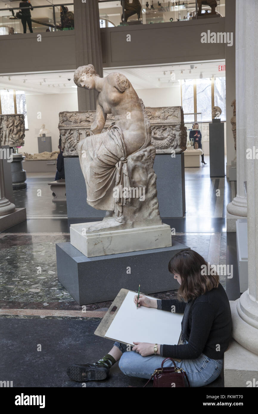 Young artists have a drawing class in the Greek/Roman galleries at the Metropolitan Museum of Art in NYC. Stock Photo
