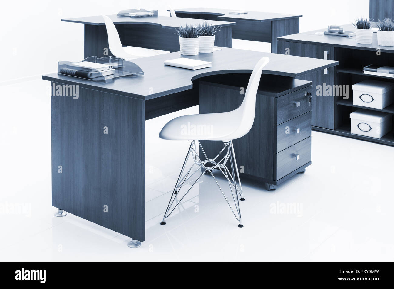 Large office desks hi-res stock photography and images - Alamy