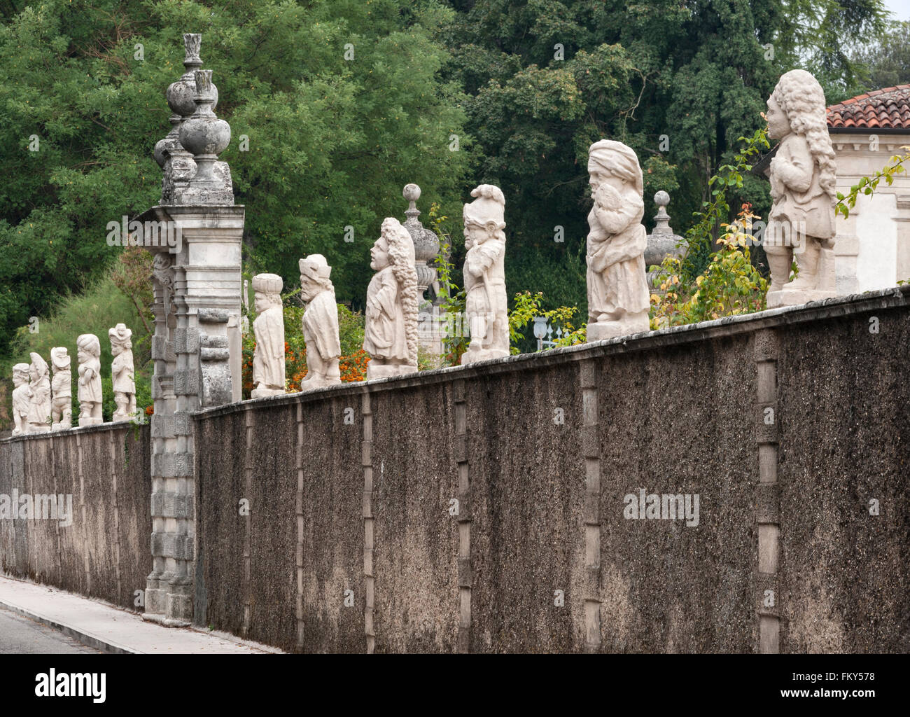 Villa Valmarana ai Nani, Vicenza, Italy. 17c statues of dwarves (dwarfs) line the long garden wall and give the villa its name Stock Photo