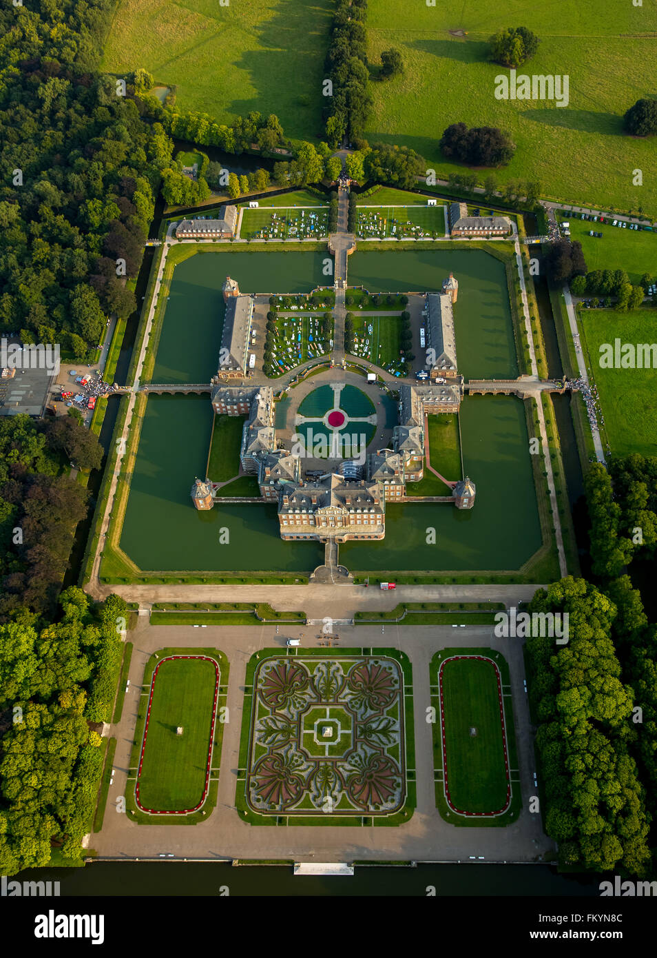 French classical garden hi-res stock photography and images - Alamy, image size:954x1390