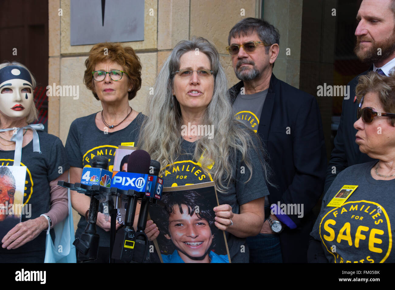 New York City, USA. 10th March, 2016. Amy Cohen, a founding member of Families for Safe Streets, holds a photo of her son who was killed in traffic nearr his school as she calls for speed cameras in all school zones to enhance safety for school children.  The call came at the start of the Vision Zero Cities conference at New York University of traffic safety advocates from a variety of locales. Credit:  M. Stan Reaves/Alamy Live News Stock Photo