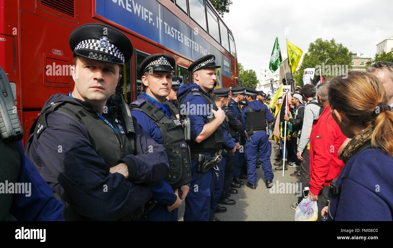 Metropolitan police officers bar protesters from gaining access to 10 Downing St, London during the visit of Benjamin Netanyahu Stock Photo
