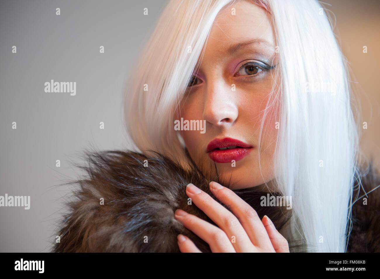 Girl wearing fur coat hi-res stock photography and images - Alamy