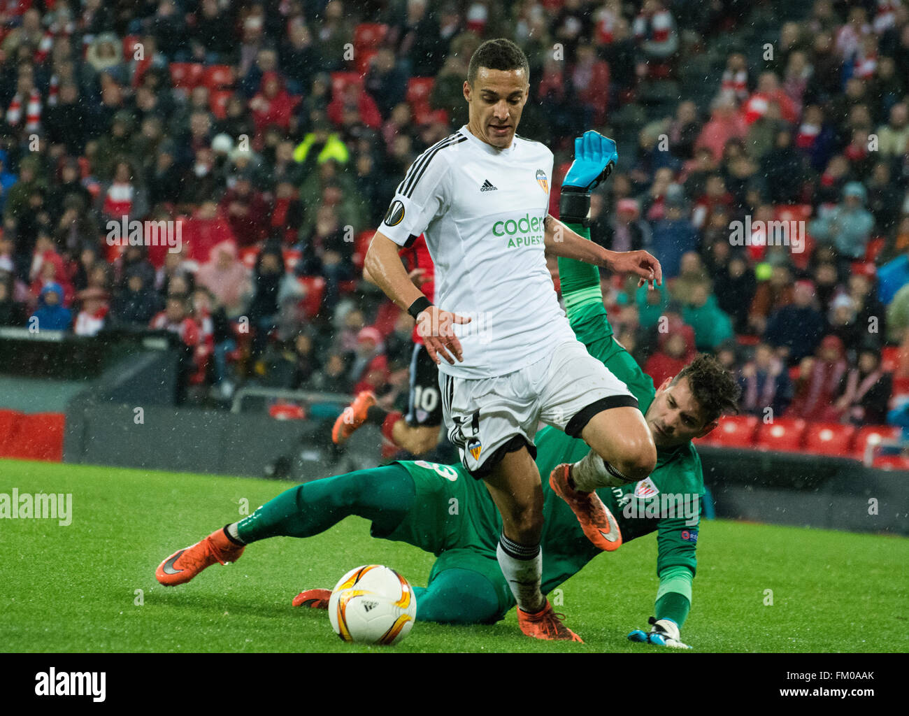Bilbao, Spain. 10th March, 2016. Iago Herrerin (goalkeeper, Athletic Club) can't stop a shoot of Rodrigo Moreno (forward, Valencia CF) during football match of round of 16 of UEFA Europe League between Athletic Club and Valencia CF at San Mames Stadium on March 10, 2016 in Bilbao, Spain. Credit:  David Gato/Alamy Live News Stock Photo