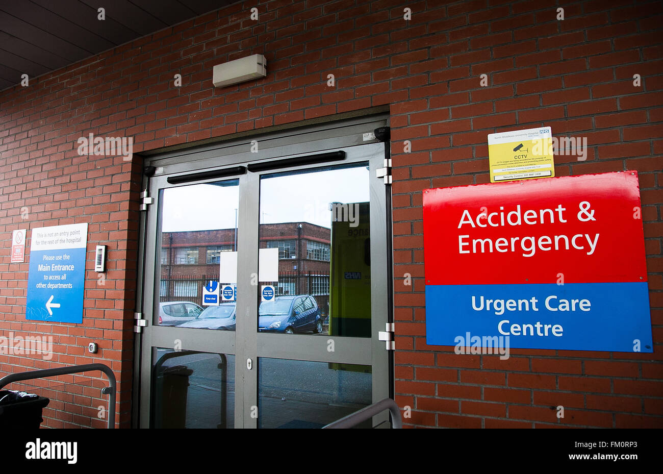Accident and emergency department staff hi-res stock photography and ...