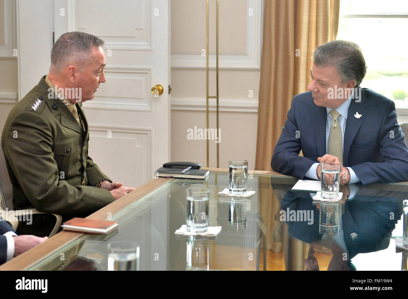 Bogota, Colombia. 10th Mar, 2016. Image provided by Colombia's Presidency shows Colombian President Juan Manuel Santos (R) talking with the United States Chairman of the Joint Chiefs of Staff General Joseph F. Dunford, in Bogota, Colombia, on March 10, 2016. © Juan David Tena/Colombia's Presidency/Xinhua/Alamy Live News Stock Photo
