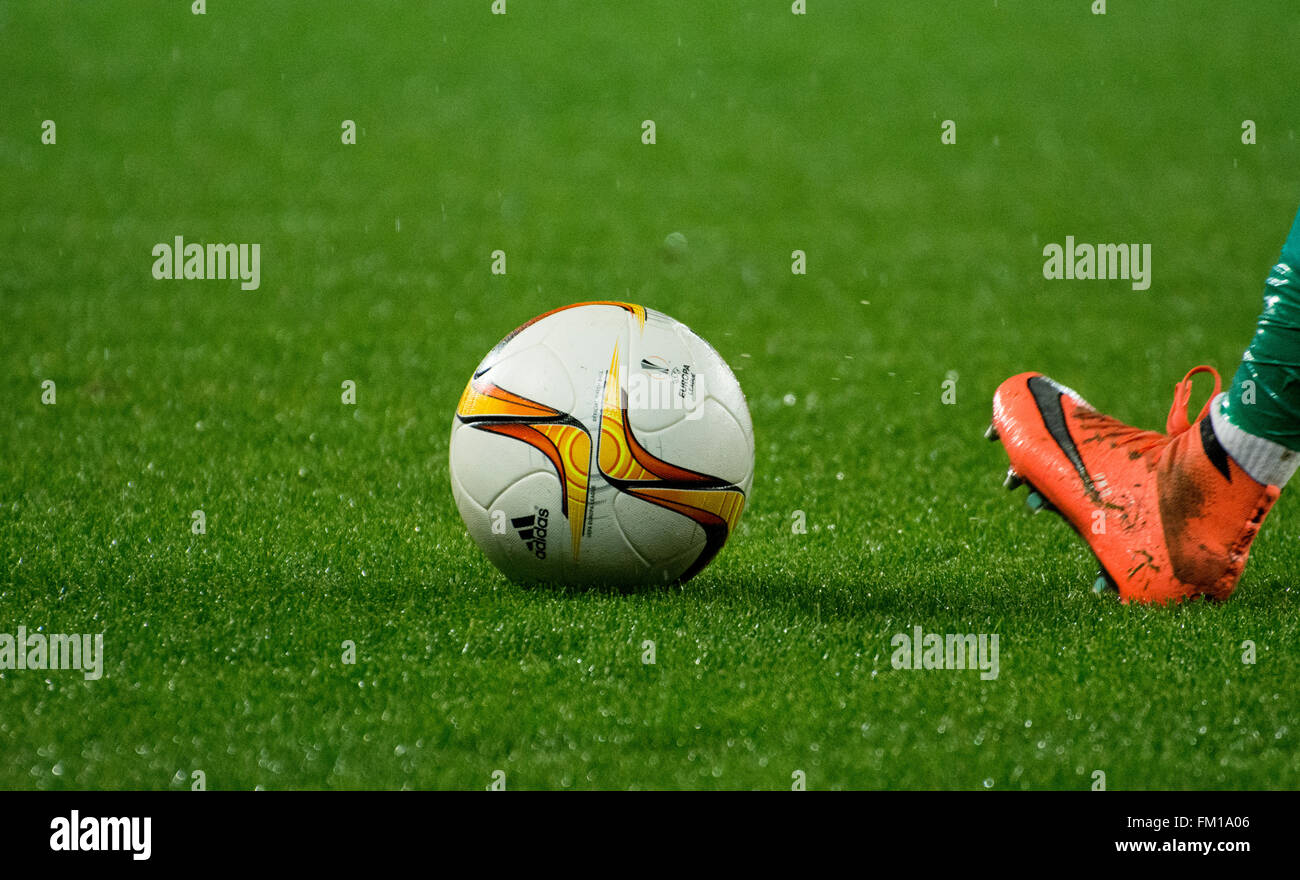 Bilbao, Spain. 10th March, 2016. Iago Herrerin (goalkeeper, Athletic Club) prepares to shot the ball during football match of round of 16 of UEFA Europe League between Athletic Club and Valencia CF at San Mames Stadium on March 10, 2016 in Bilbao, Spain. Credit:  David Gato/Alamy Live News Stock Photo