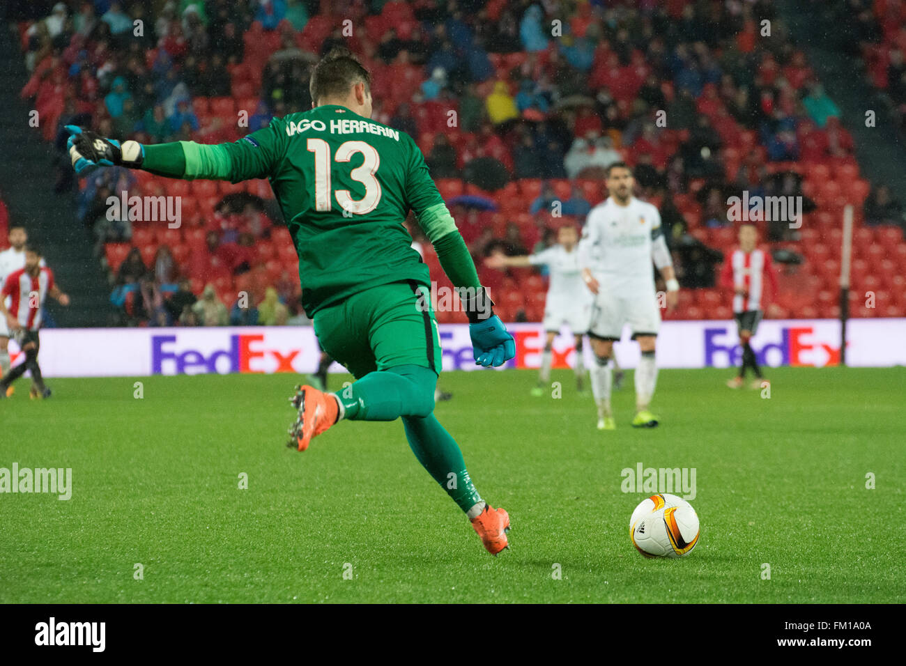 Bilbao, Spain. 10th March, 2016. Iago Herrerin (goalkeeper, Athletic Club) prepares to shot the ball during football match of round of 16 of UEFA Europe League between Athletic Club and Valencia CF at San Mames Stadium on March 10, 2016 in Bilbao, Spain. Credit:  David Gato/Alamy Live News Stock Photo