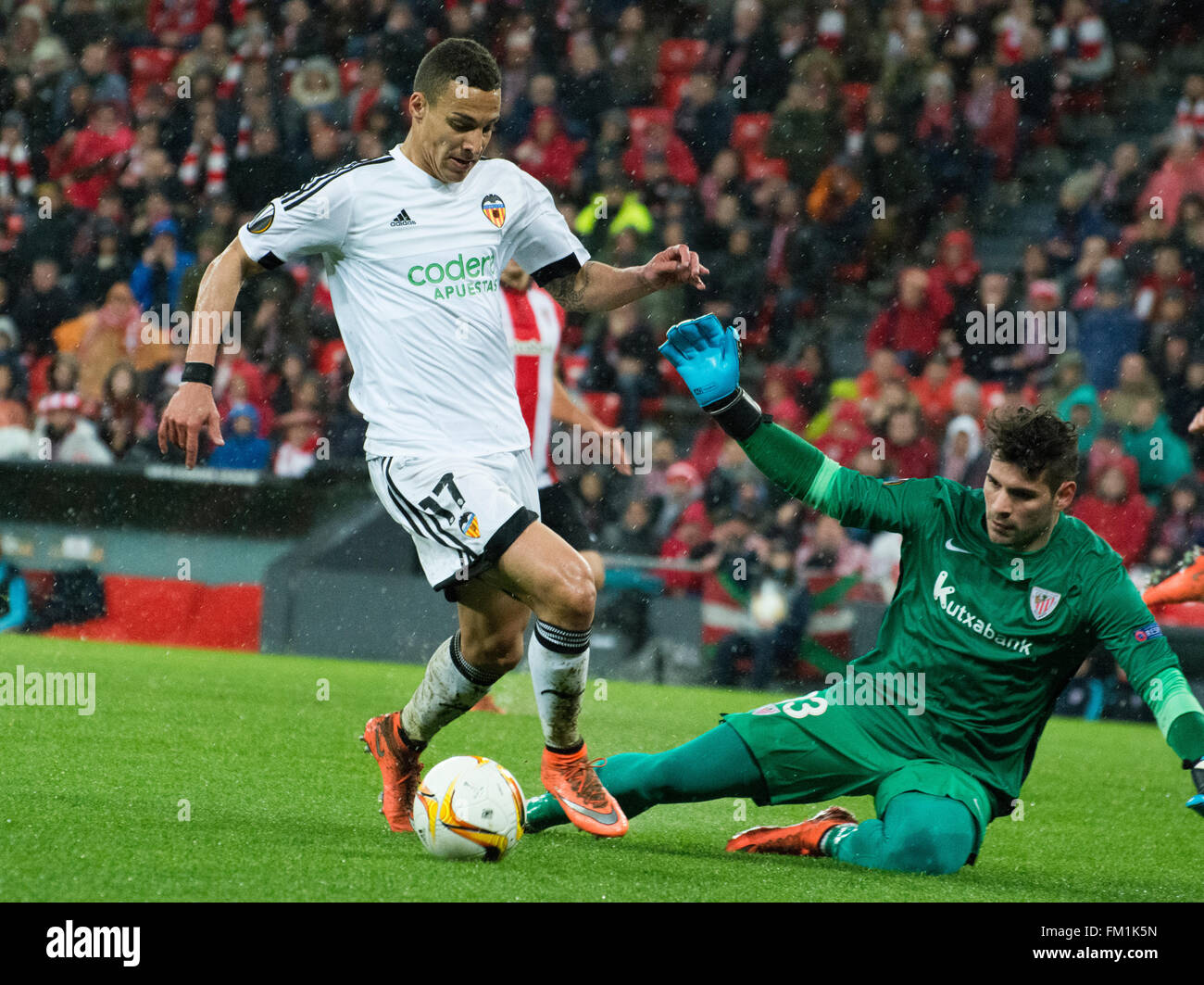 Bilbao, Spain. 10th March, 2016. Iago Herrerin (goalkeeper, Athletic Club) can't stop a shoot of Rodrigo Moreno (forward, Valencia CF) during football match of round of 16 of UEFA Europe League between Athletic Club and Valencia CF at San Mames Stadium on March 10, 2016 in Bilbao, Spain. Credit:  David Gato/Alamy Live News Stock Photo