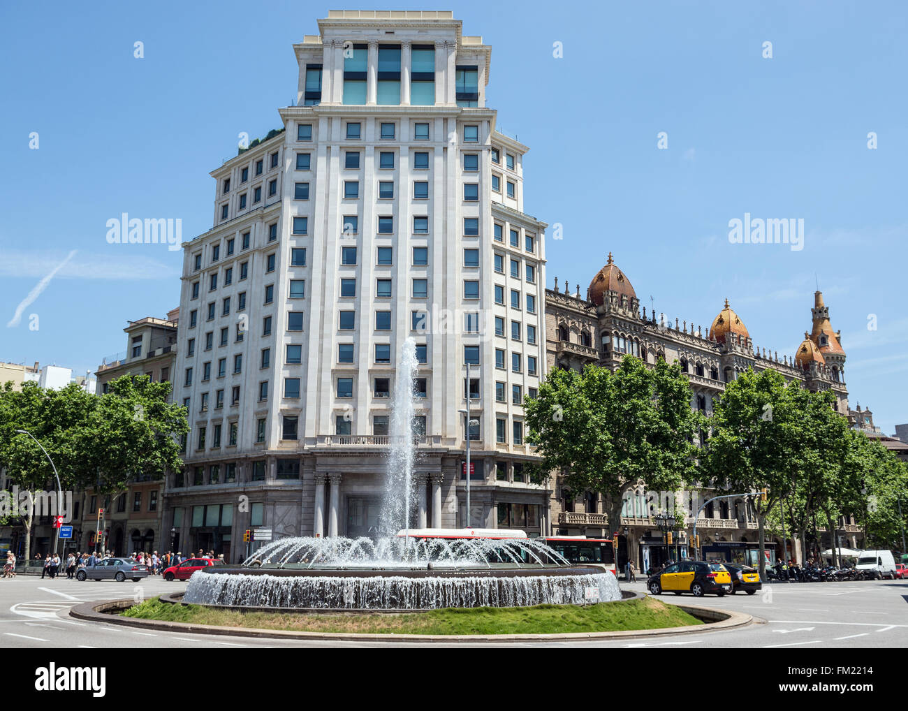 Zara building at the crossroads of Passeig de Gracia avenue and Gran Via de  les Corts Catalanes in Barcelona, Spain Stock Photo - Alamy