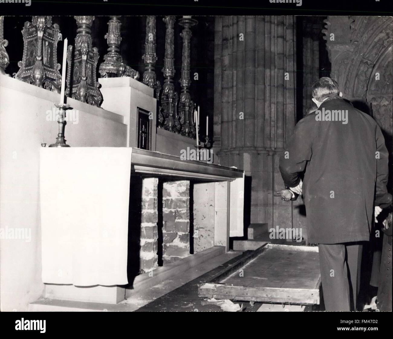 1959 - The Basilic Of Saint-Denis Robbed: This night in Paris, robbers entered the basilic od Saint-Denys, One of the noblest monuments of the French Capital, they stole a bas-relief from the altar. Photo shows The altar from which the bas-relief was detached. © Keystone Pictures USA/ZUMAPRESS.com/Alamy Live News Stock Photo