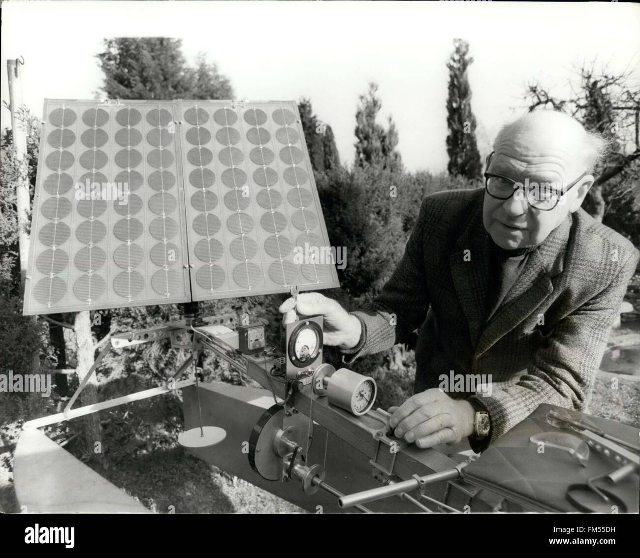 1975 - Alan Freeman with his first solar powered effort, a boat which was built in February 1975 and which he hopes will lead him to become the first creator of a solar powered aircraft. © Keystone Pictures USA/ZUMAPRESS.com/Alamy Live News Stock Photo