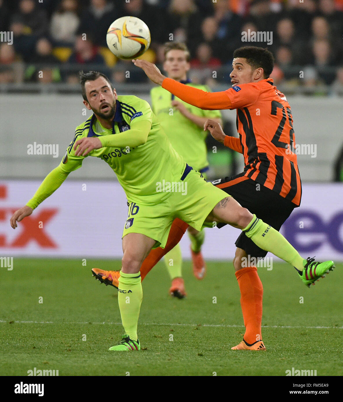 Lviv, Ukraine. 10th March, 2016. Steven Defour (L) of Anderlecht vies for the ball with Taison (R) of Shakhtar during the UEFA Europa League round of 16, first leg soccer match between Shakhtar Donetsk and Anderlecht at the Arena Lviv stadium in Lviv, Ukraine, 10 March 2016. Credit:  Mykola Tys/Alamy Live News Stock Photo