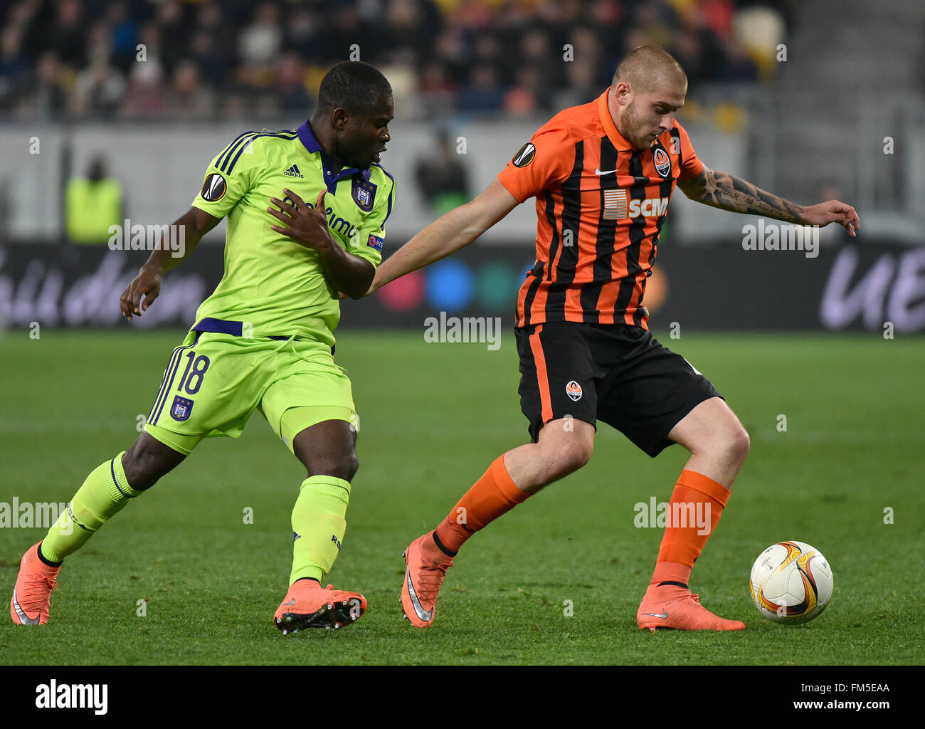 Lviv, Ukraine. 10th March, 2016. Frank Acheampong (L) of Anderlecht vies for the ball with Yaroslav Rakytskyi (R) of Shakhtar  during the UEFA Europa League round of 16, first leg soccer match between Shakhtar Donetsk and Anderlecht at the Arena Lviv stadium in Lviv, Ukraine, 10 March 2016. Credit:  Mykola Tys/Alamy Live News Stock Photo