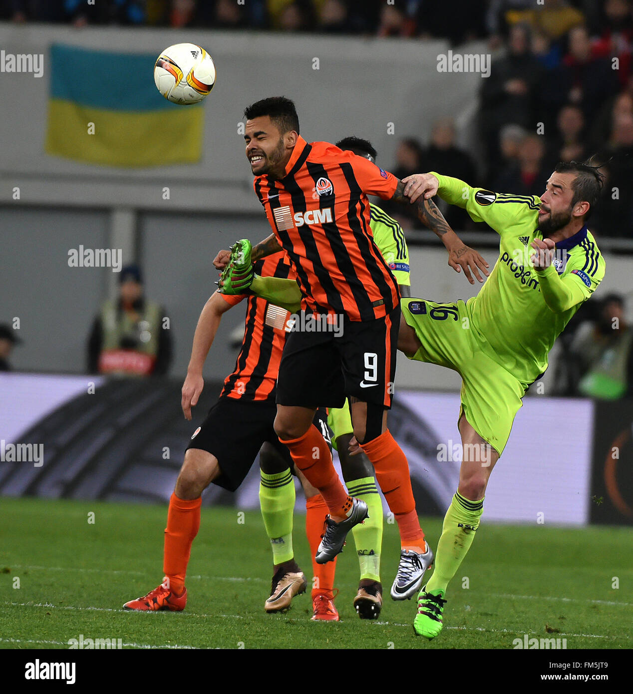 Lviv, Ukraine. 10th March, 2016. Dentinho (L) of Shakhtar vies for the ball with Steven Defour (R) of Anderlecht during the UEFA Europa League round of 16, first leg soccer match between Shakhtar Donetsk and Anderlecht at the Arena Lviv stadium in Lviv, Ukraine, 10 March 2016. Credit:  Mykola Tys/Alamy Live News Stock Photo