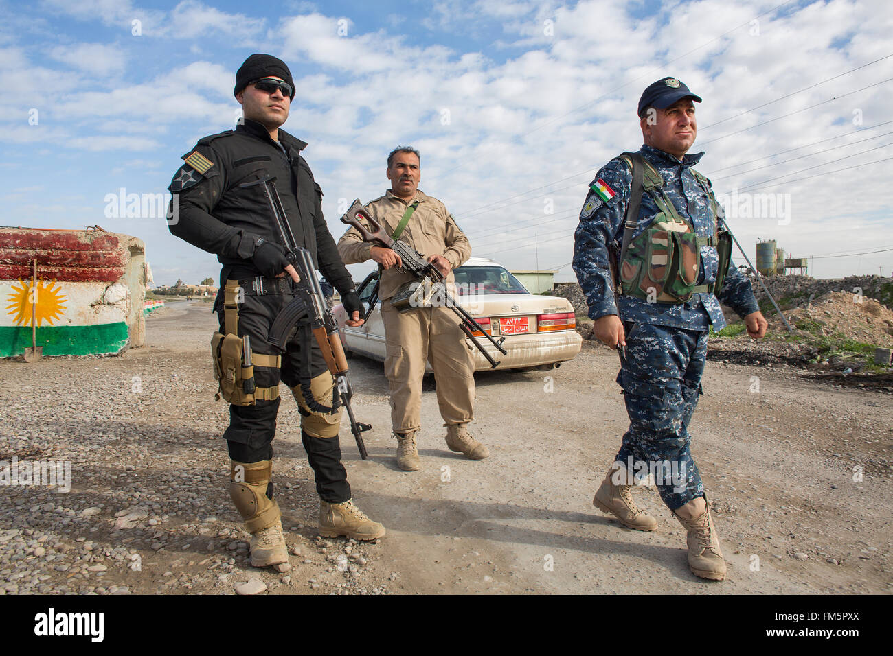 Kurdish fighter at a road checkpoint near the frontline with IS in Northern Iraq Stock Photo
