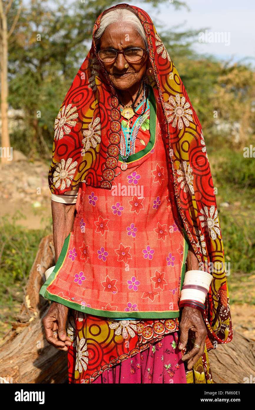 BHUJ, RAN OF KUCH, INDIA - JANUARY 13: The tribal woman in the traditional dress he is going through deserts in of Ran of Kuch i Stock Photo