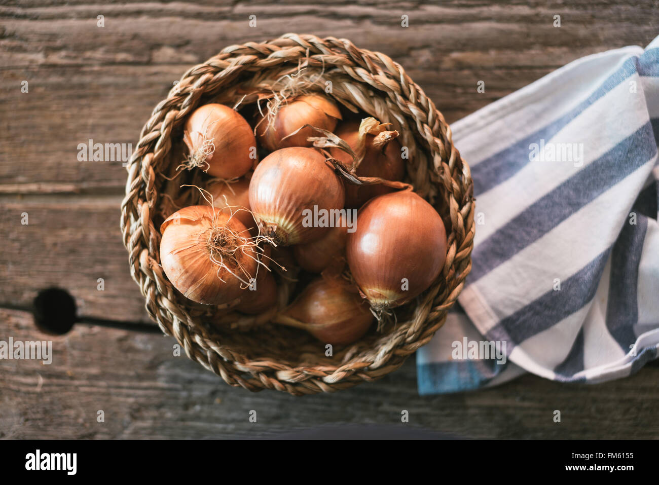Raw onions hi-res stock photography and images - Alamy