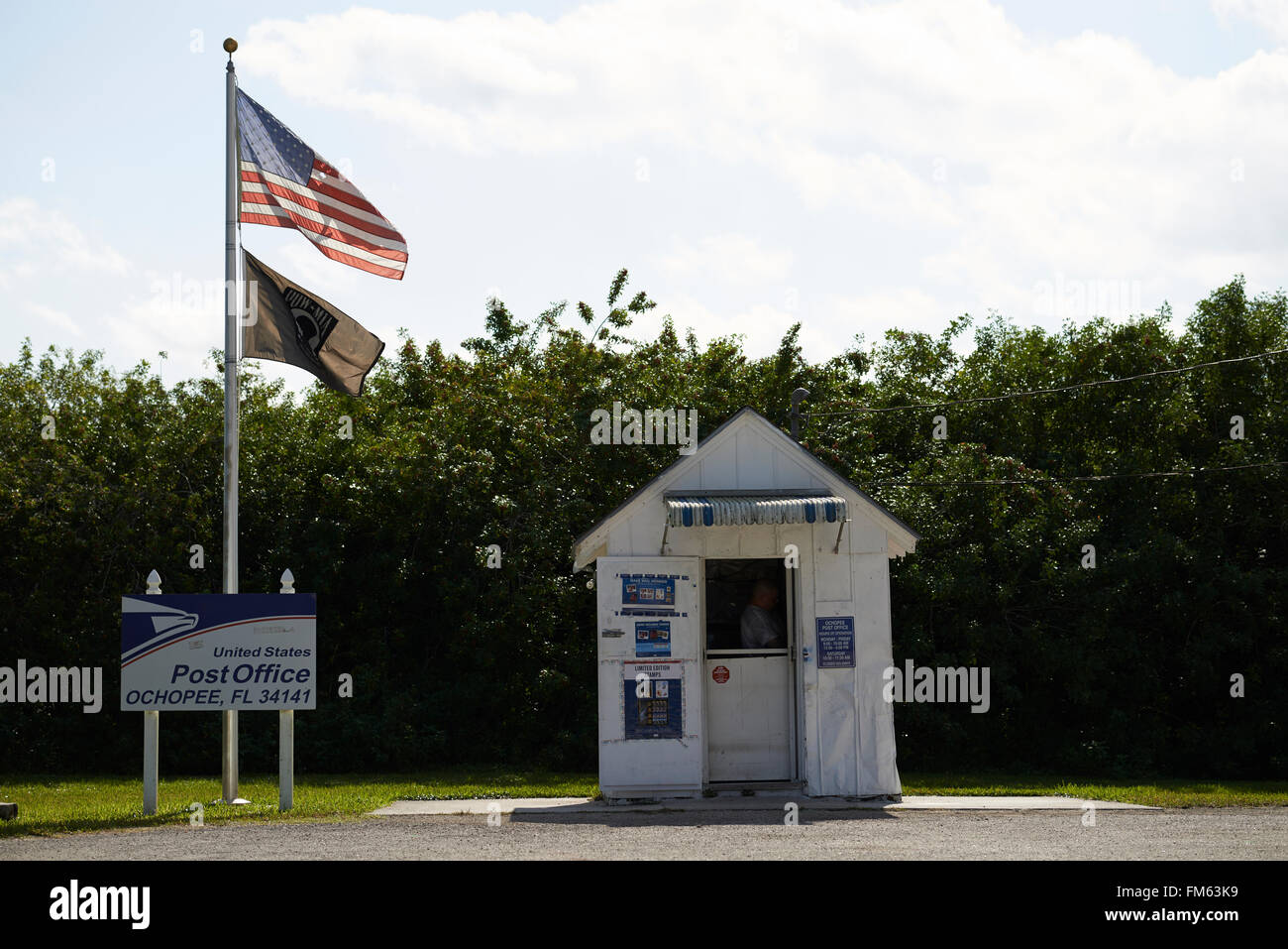 Small American post cottage at the roadside in Florida Stock Photo