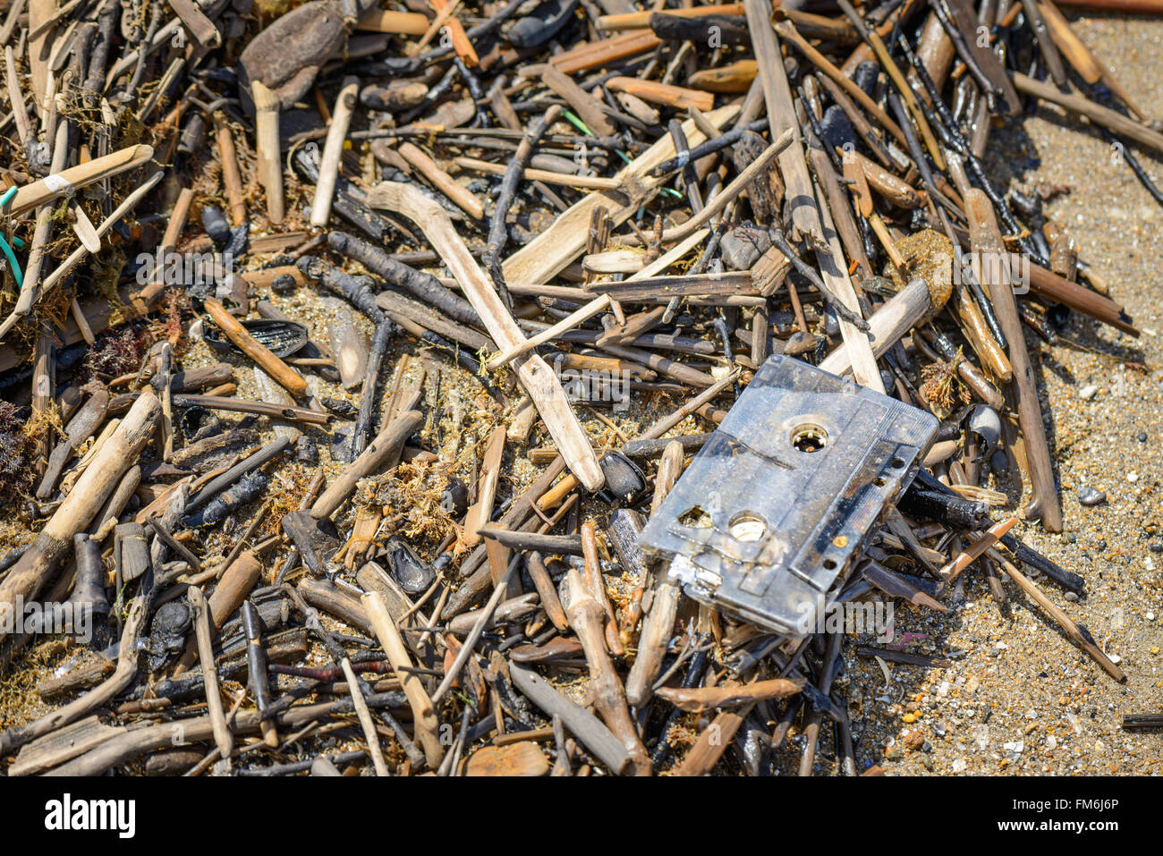 rubbish on the beach in Italy Stock Photo - Alamy