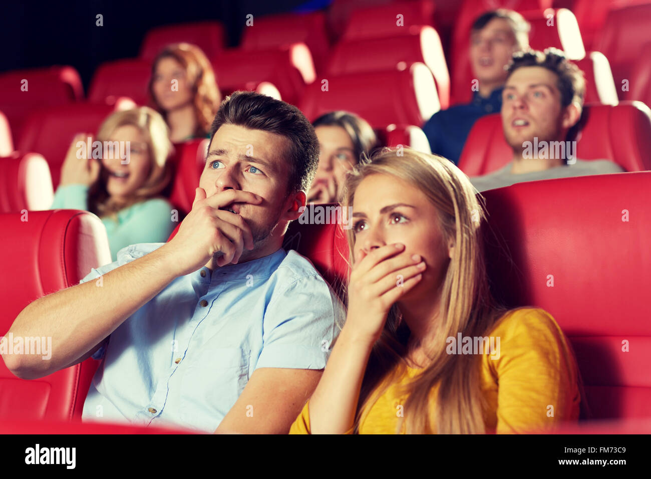 Friends watch a movie. Зрители в кинотеатре. Счастливые люди в кинотеатре. Эмоции людей в кинотеатре. Люди сидят в кинотеатре.