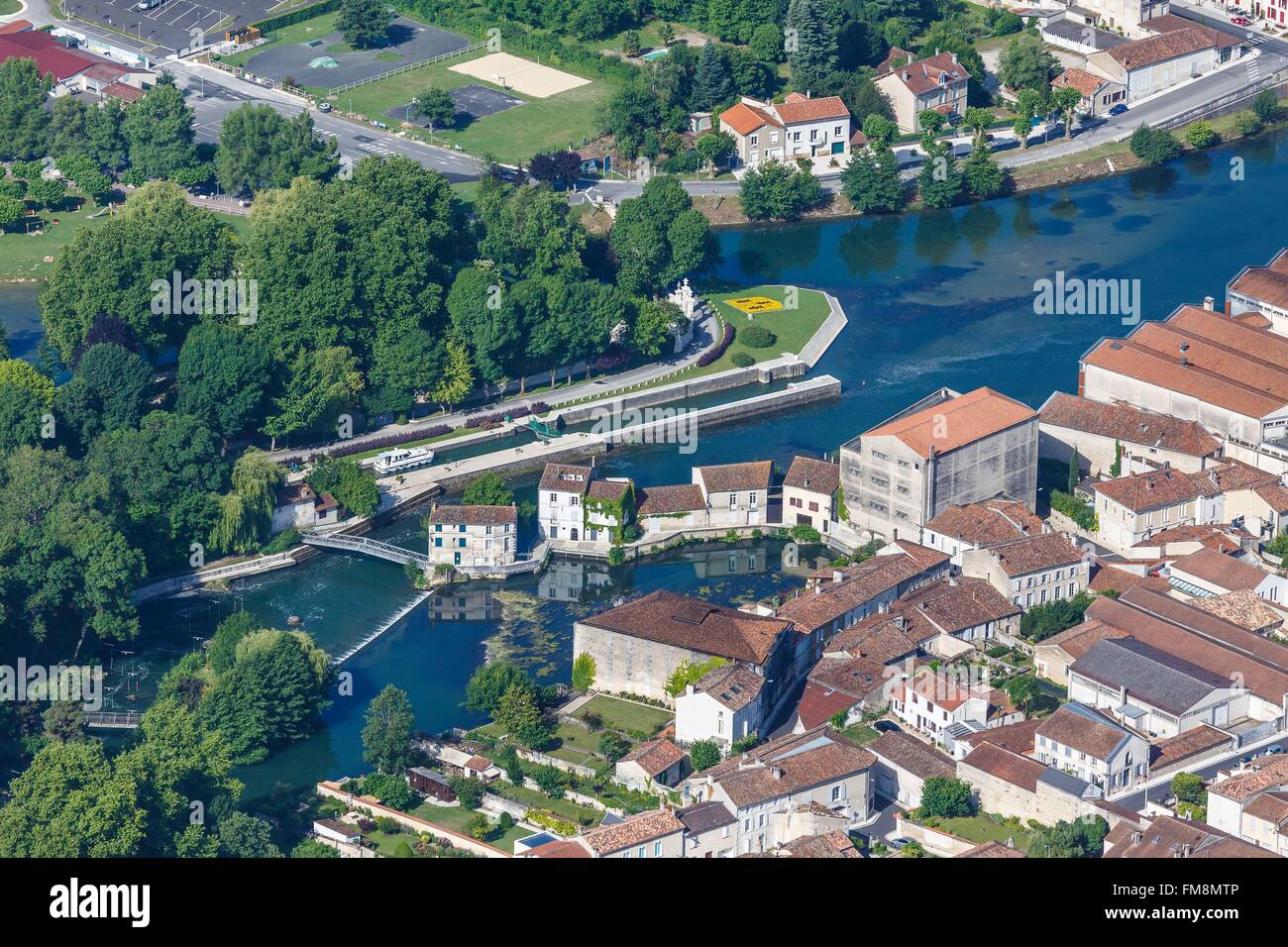 France, Charente, Jarnac, lock on the Charente river (aerial view) Stock Photo