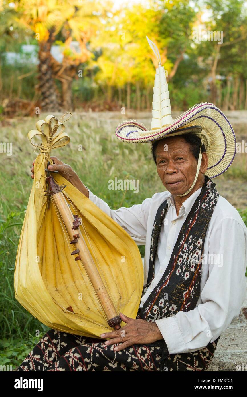 Indonesia, East Nusa Tenggara, West Timor, South Central Timor Regency, Kupang, sasando player, traditional string instrument from Rote island Stock Photo