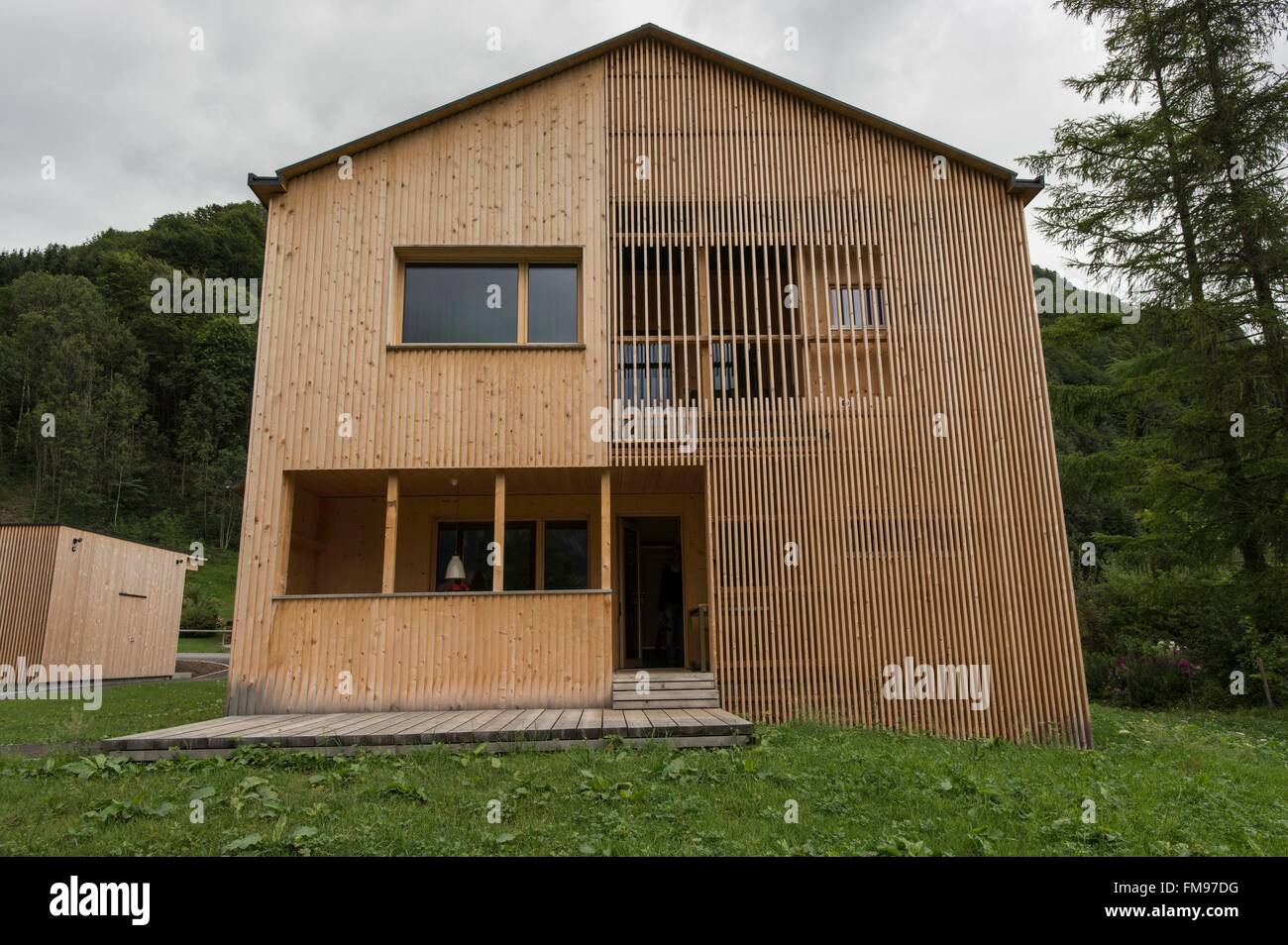 Austria, Vorarlberg, Bregenzerwald, Mellau, Holiday cottage ( 3D modular construction) designed by Kaufmann Zimmerei und Tischlerei in association with the architect Johannes Kaufman Stock Photo