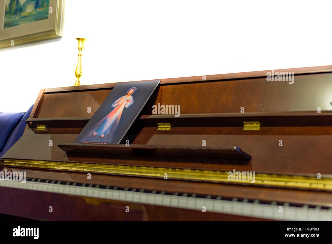 the Merciful Jesus icon on a piano in place of scores: italian sentence  written on the bottom meaning Jesus I trust in You Stock Photo - Alamy