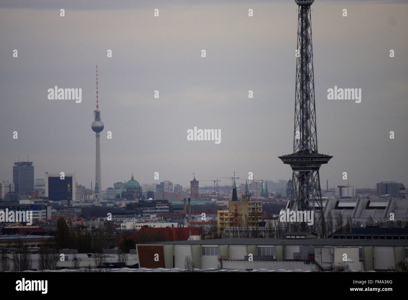 die Skyline Berlins mit dem Fernsehturm und dem Funkturm vom Teufelsberg aus gesehen, Berlin. Stock Photo