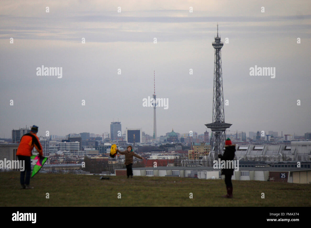 die Skyline Berlins mit dem Fernsehturm und dem Funkturm vom Teufelsberg aus gesehen, Berlin. Stock Photo