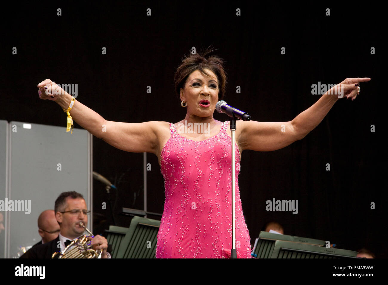 Dame Shirley Bassey performing on the Pyramid stage at the Glastonbury festival  2007, Somerset, England, United Kingdom. Stock Photo