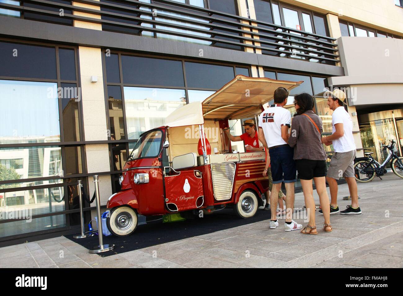 France, Bouches du Rhone, Aix en Provence, glacier scooter i'Pinguini