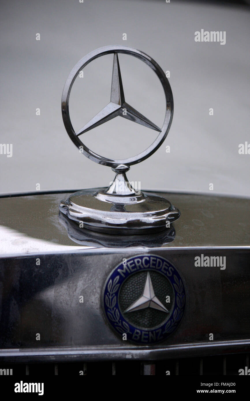 Markenname: Mercedes Stern - Mercedes Benz, Dezember 2013, Berlin Stock  Photo - Alamy