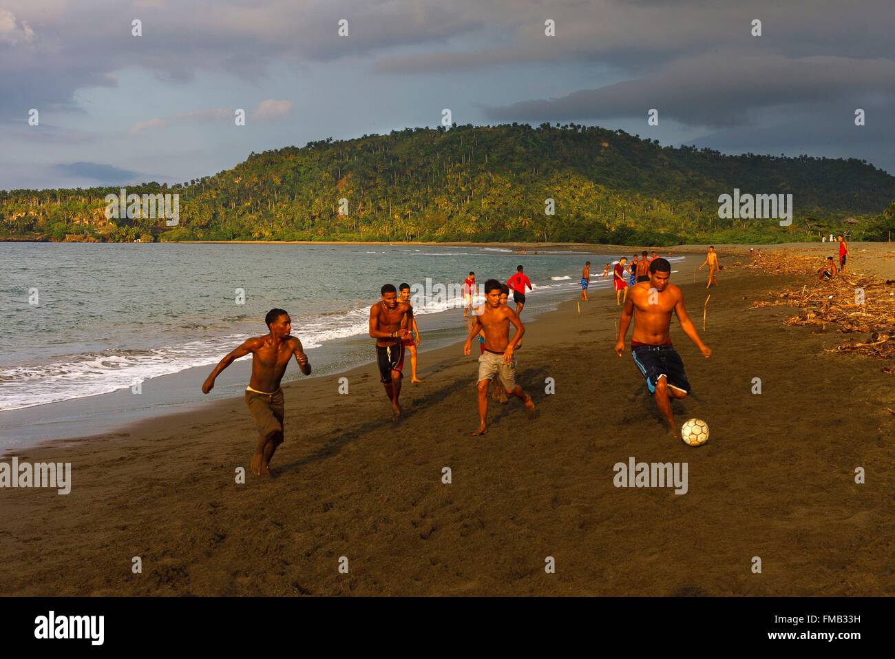 Large group young people hi-res stock photography and images - Alamy