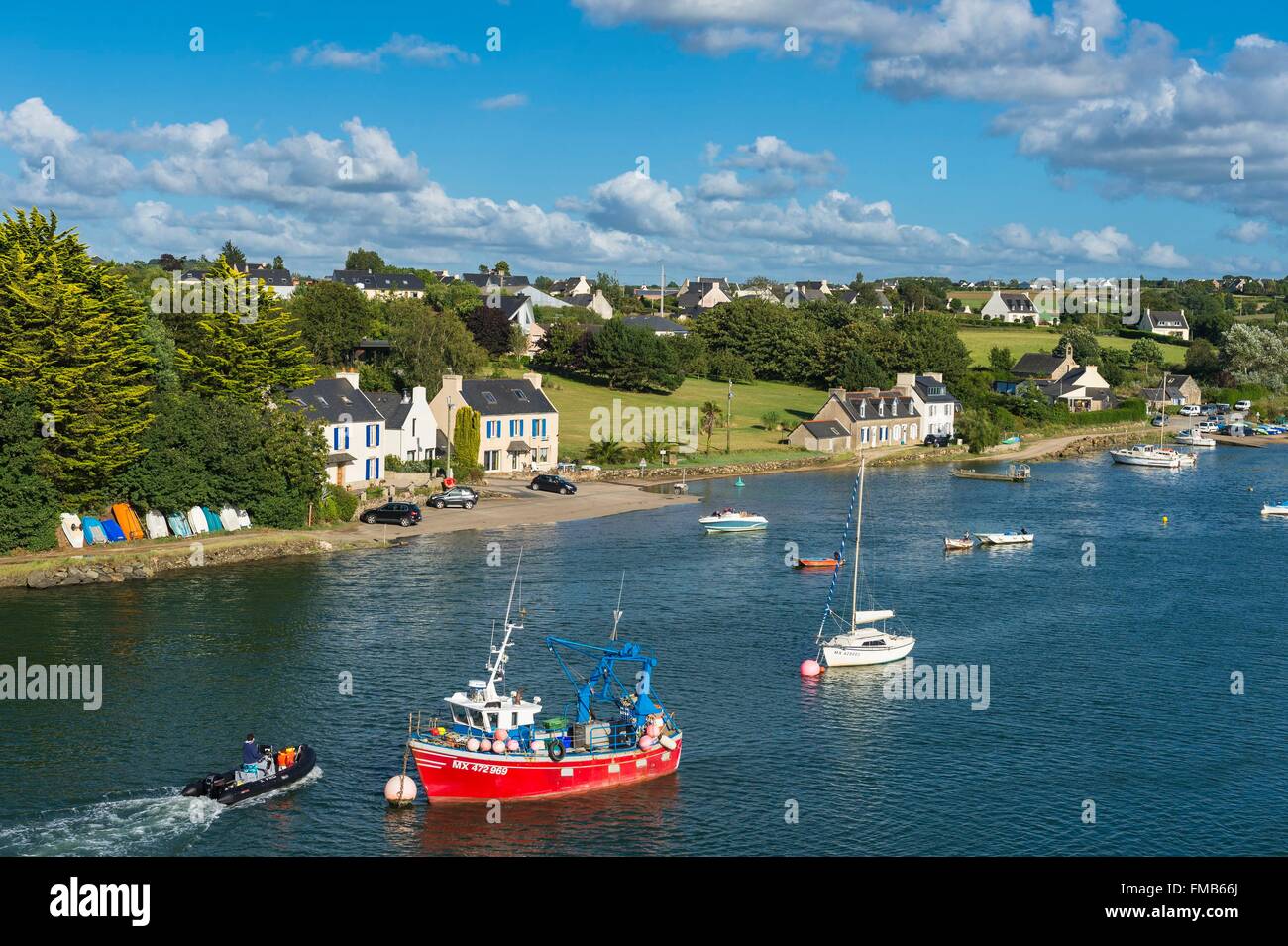 France, Finistere, Leon Country, the little harbour of Henvic on the banks of Penze river, a little coastal river Stock Photo