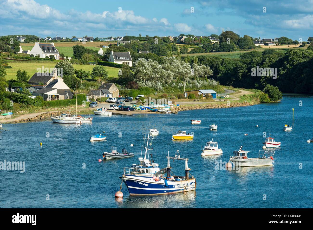 France, Finistere, Leon Country, the little harbour of Henvic on the banks of Penze river, a little coastal river Stock Photo